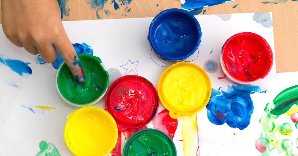 Talleres de arte terapia para ayudar a niños refugiados en Jordania